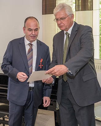 Nicloaus Mesterharm and Ambassador Ingo Karsten. Photo: Jean-Francois Perigois Nicloaus Mesterharm and Ambassador Ingo Karsten. Photo: Jean-Francois Perigois
